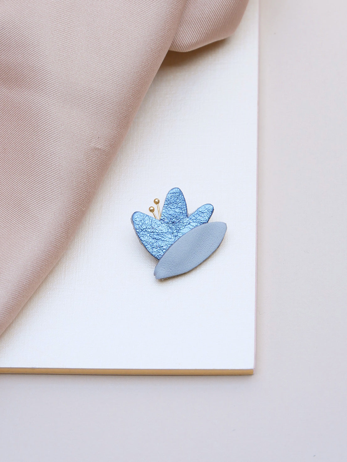 HANA - pin's en cuir bleu brillant
