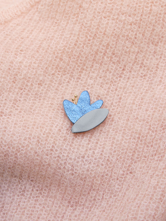 HANA - pin's en cuir bleu brillant