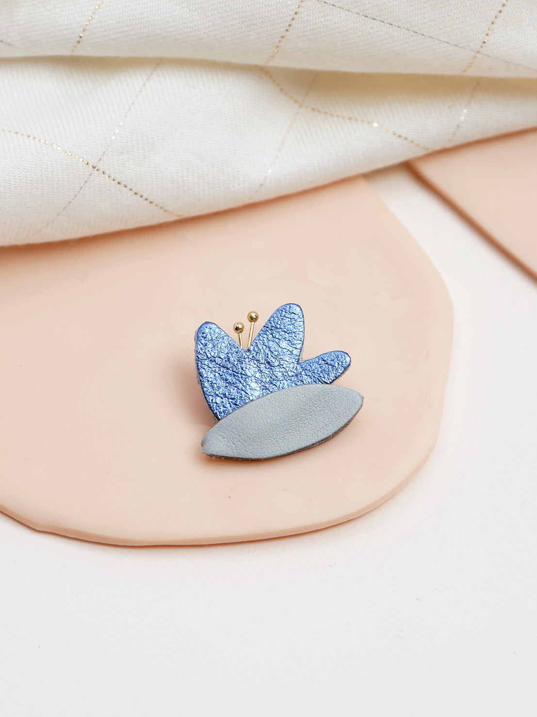 HANA - pin's en cuir bleu brillant