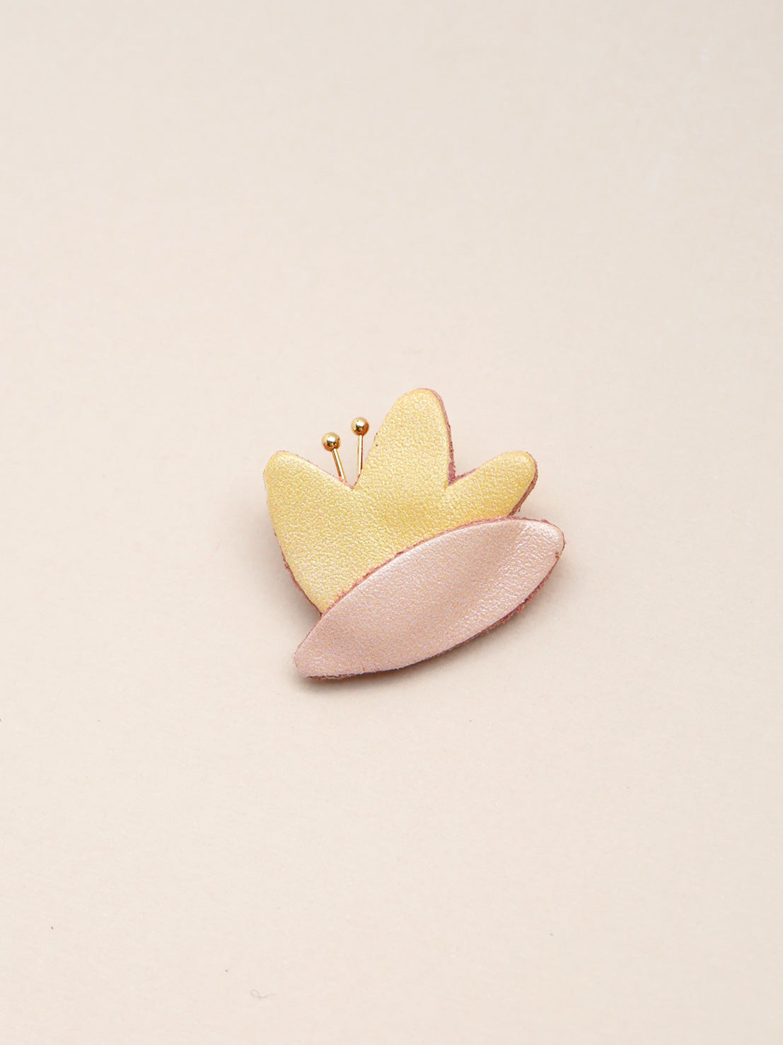 HANA - pin's en cuir jaune doux