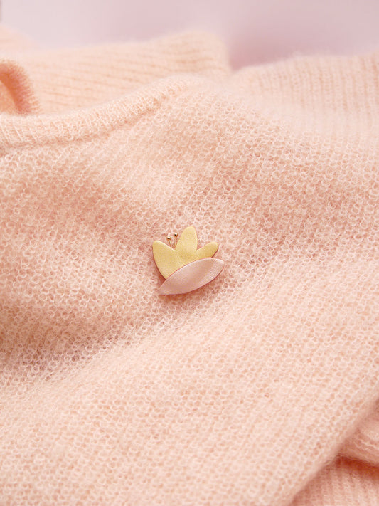 HANA - pin's en cuir jaune doux