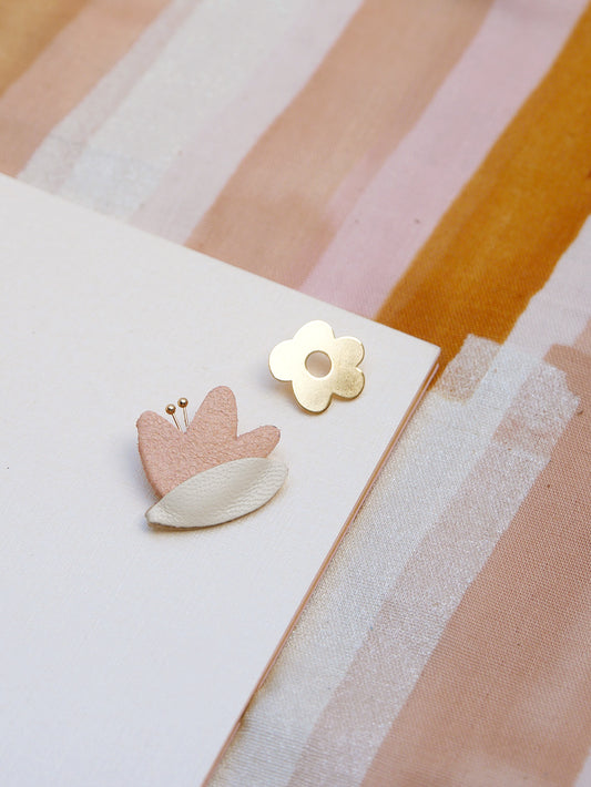 HANA - pin's en cuir rose doux