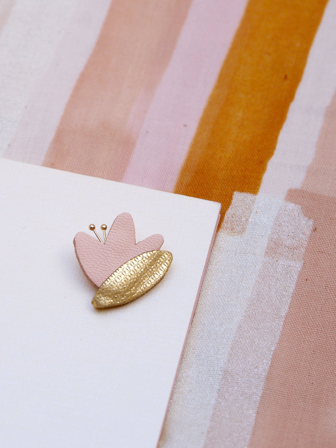 HANA - pin's en cuir rose et or