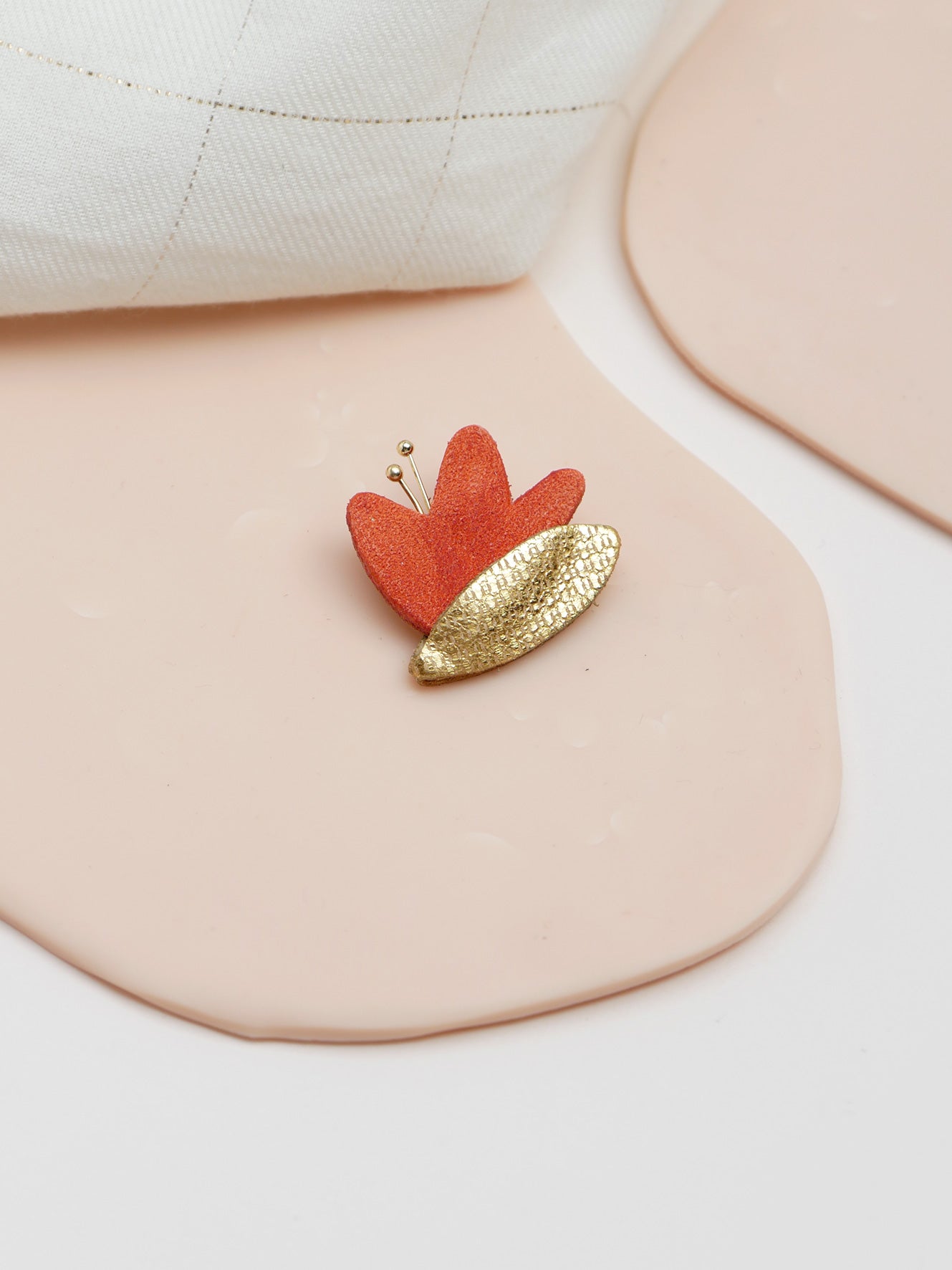 HANA - pin's en cuir terracotta et or