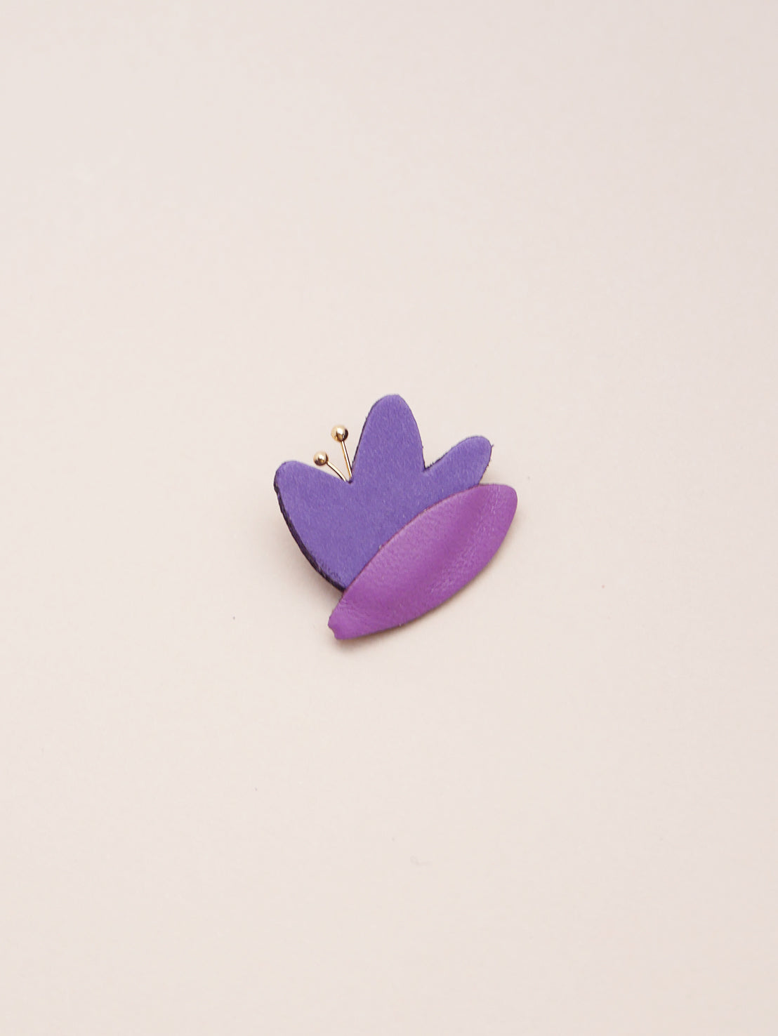 HANA - pin's en cuir lilas