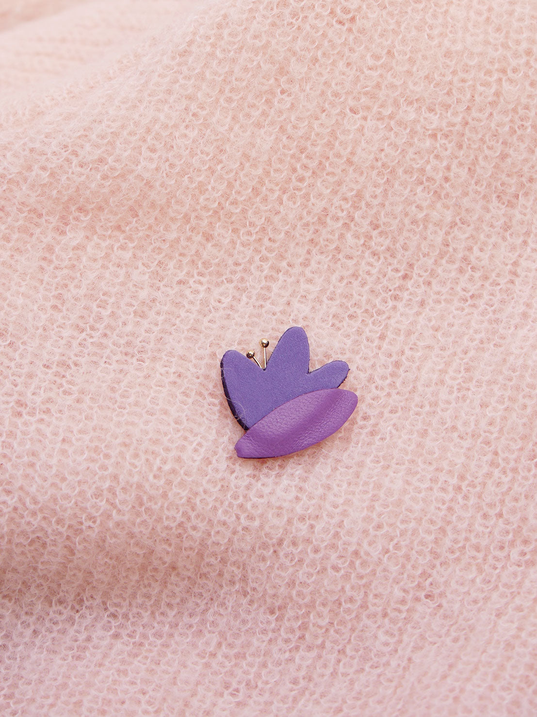 HANA - pin's en cuir lilas