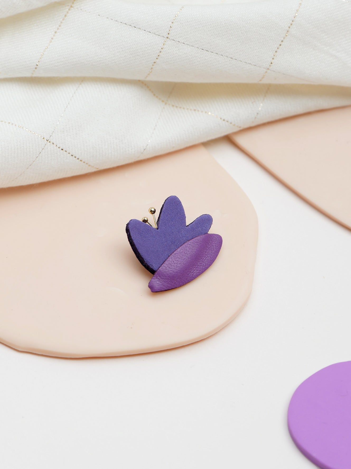 HANA - pin's en cuir lilas