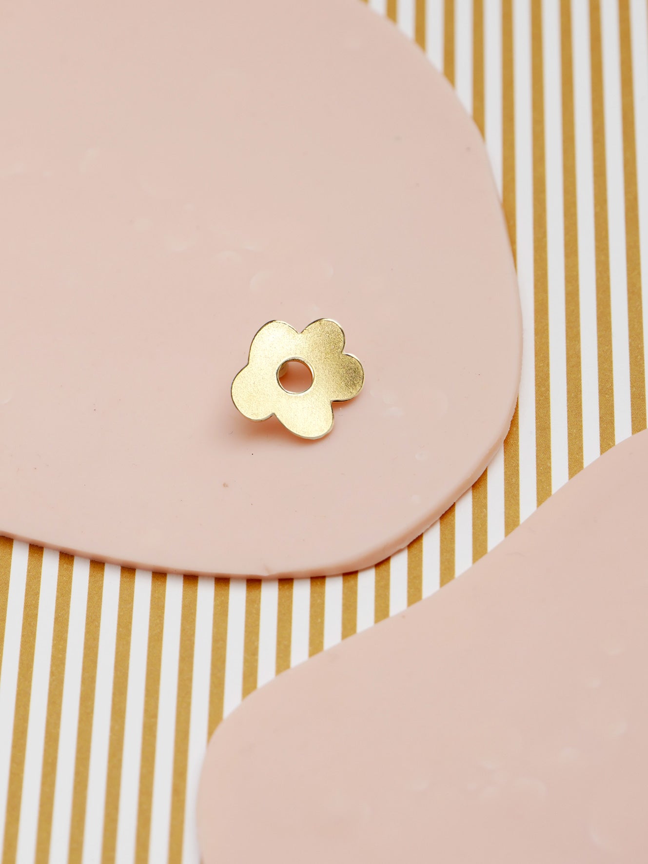 Pin's fleur naïve