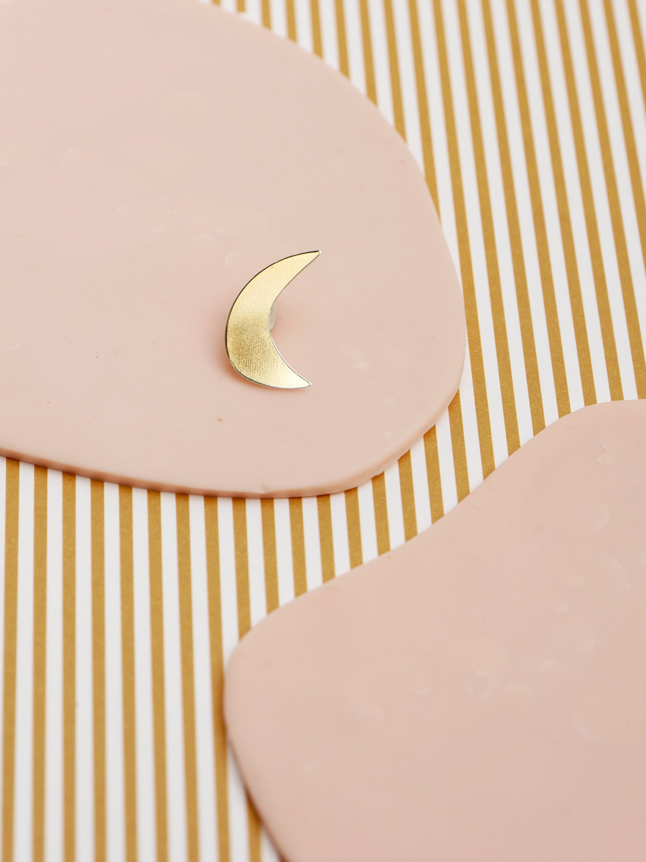 Pin's lune naïve
