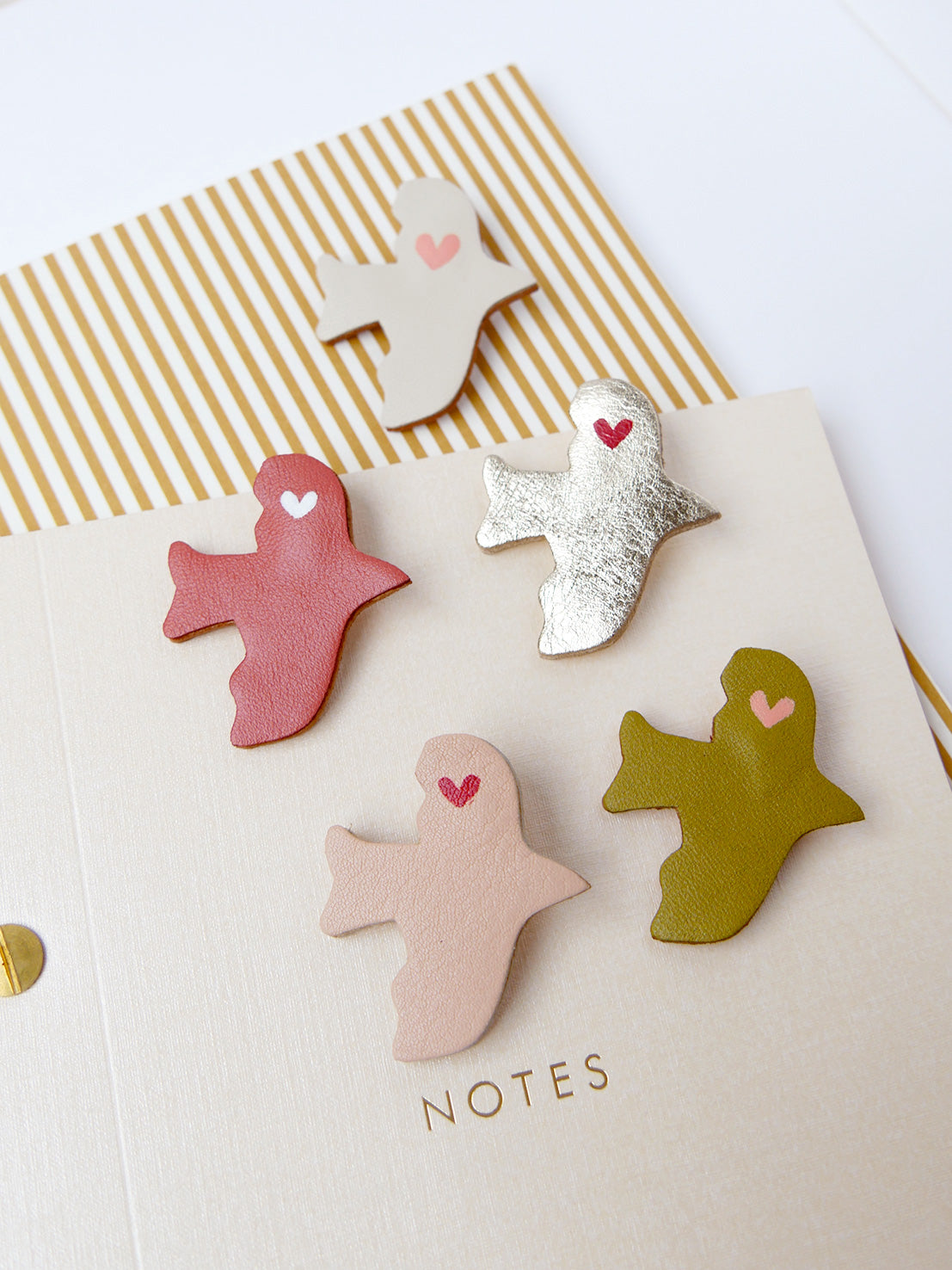 L'envolée - pin's oiseau en cuir craie / or