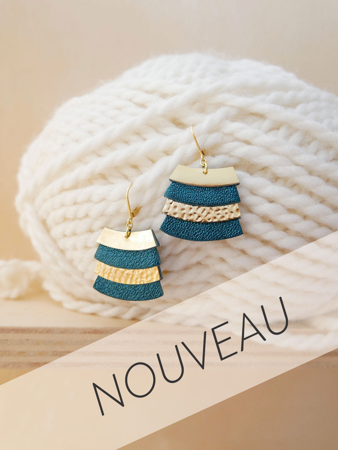 Cadix - Boucle d'oreilles en cuir paon et or