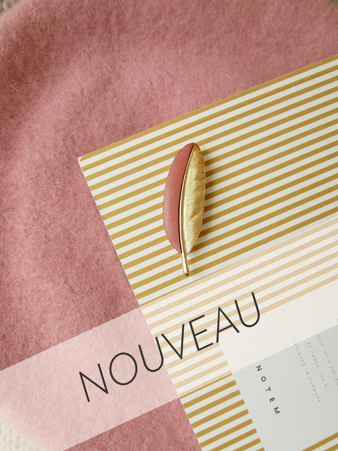 La Plume - broche plume en cuir vieux rose et or