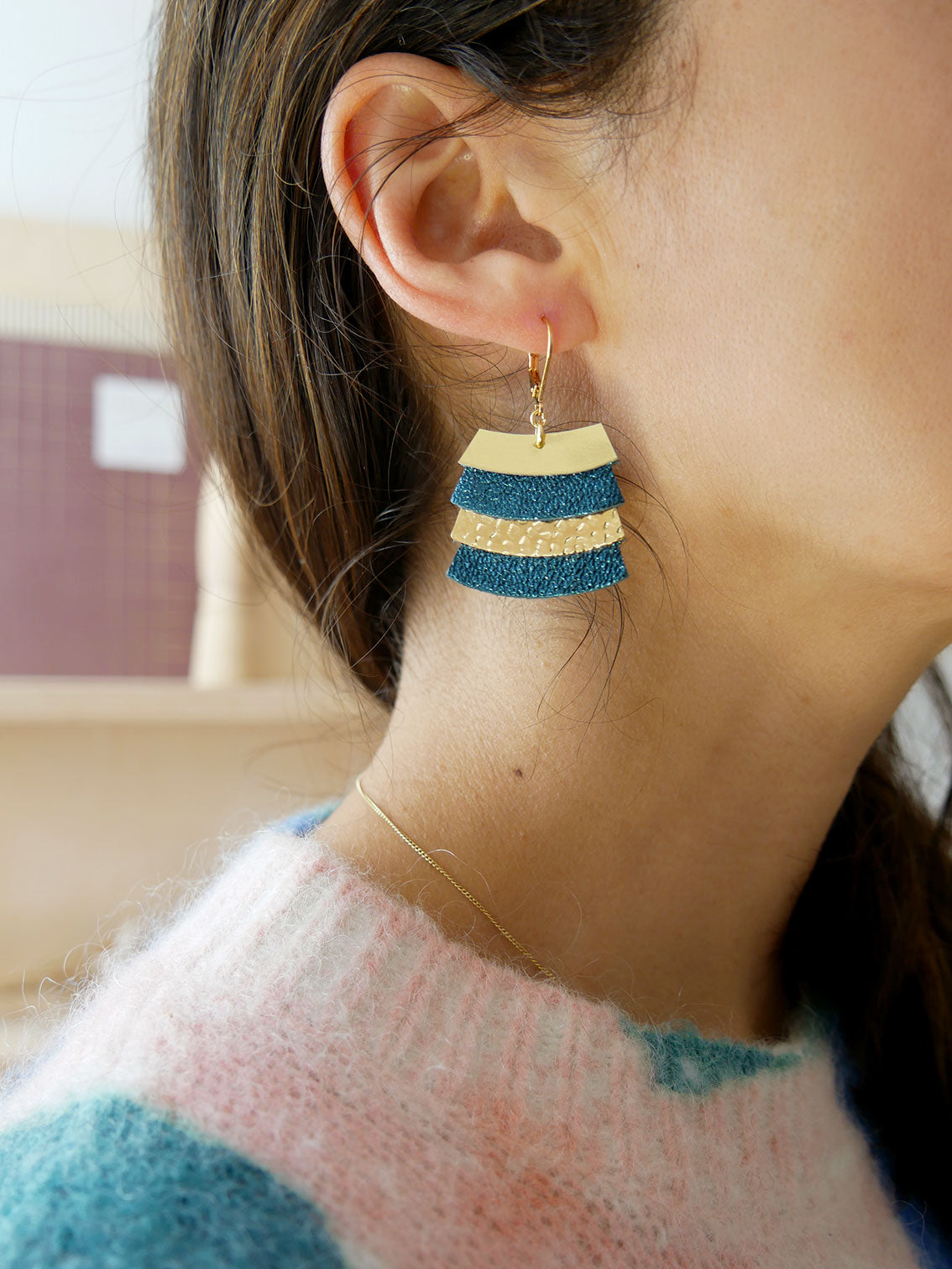 Cadix - Boucle d'oreilles en cuir paon et or
