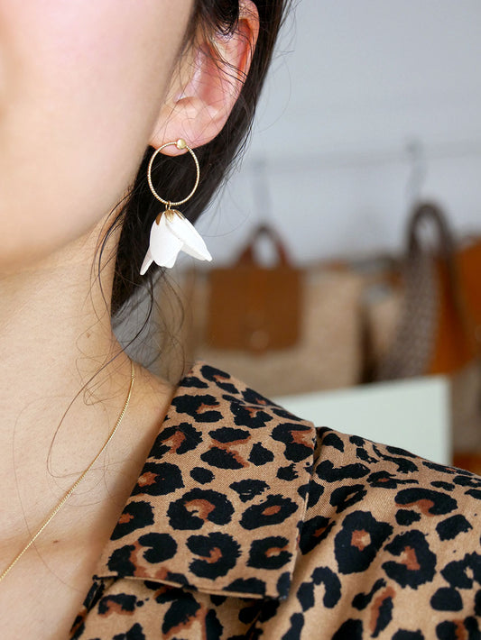 Kyoto - Délicates boucles d'oreilles fleuries en cuir blanc et or