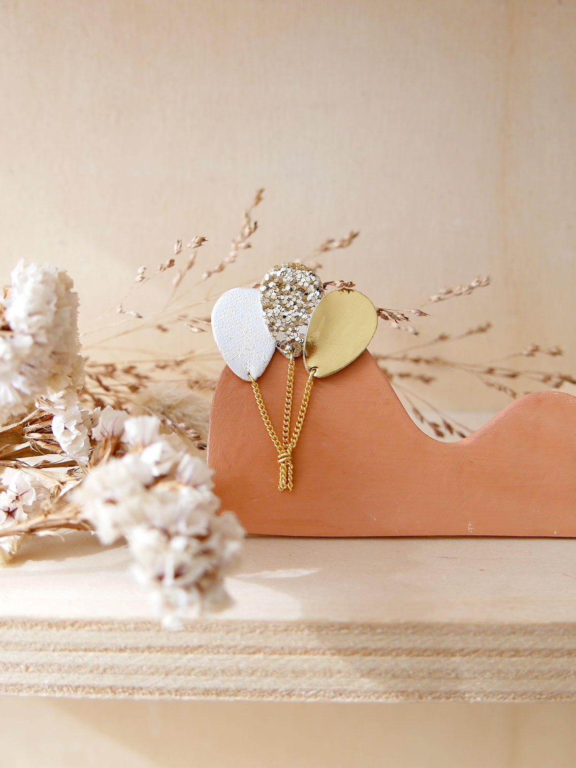 Les ballons - Broche ballons en cuir blanc, or et paillettes