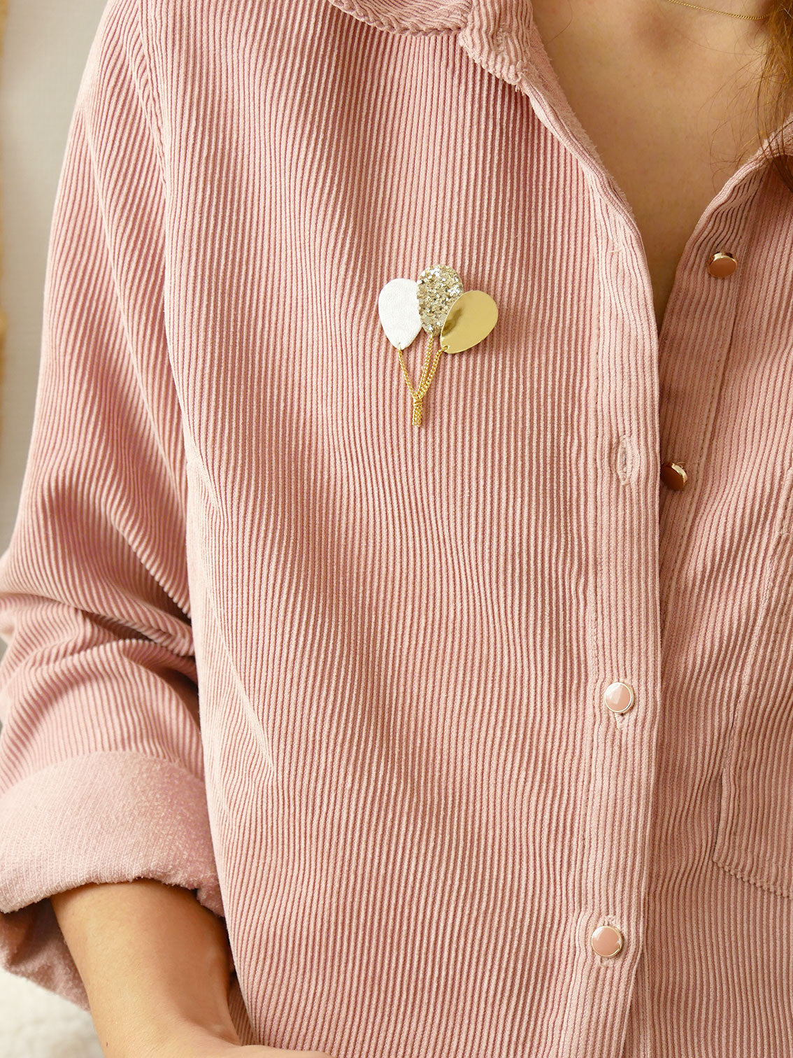 Les ballons - Broche ballons en cuir blanc, or et paillettes