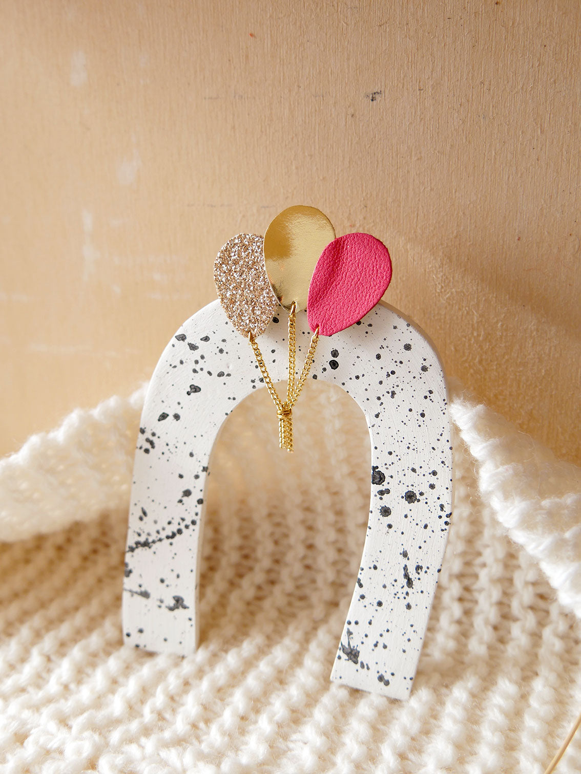 Les ballons - Broche ballons en rose fuchsia, or et paillettes