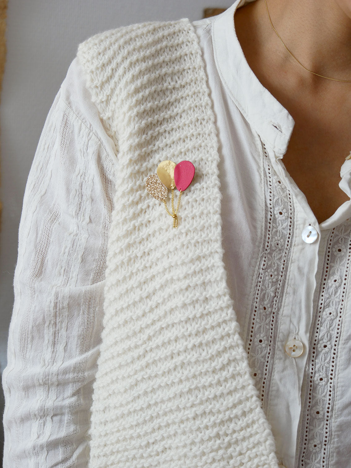 Les ballons - Broche ballons en rose fuchsia, or et paillettes