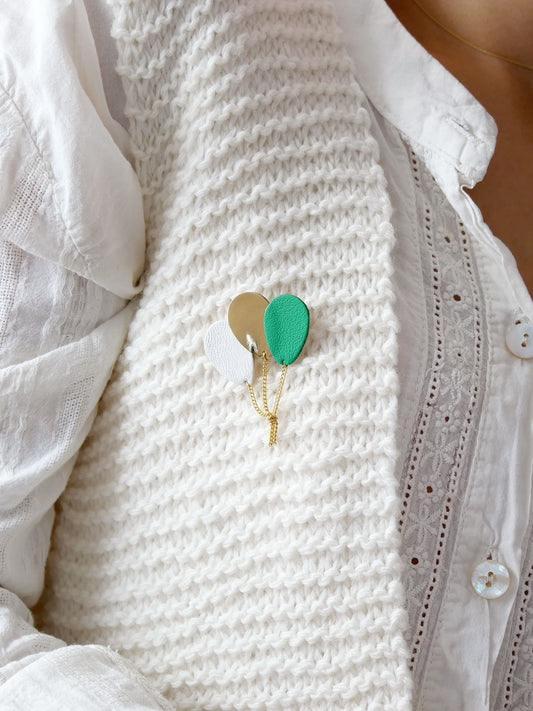 Les ballons - Broche ballons en cuir vert prairie et or