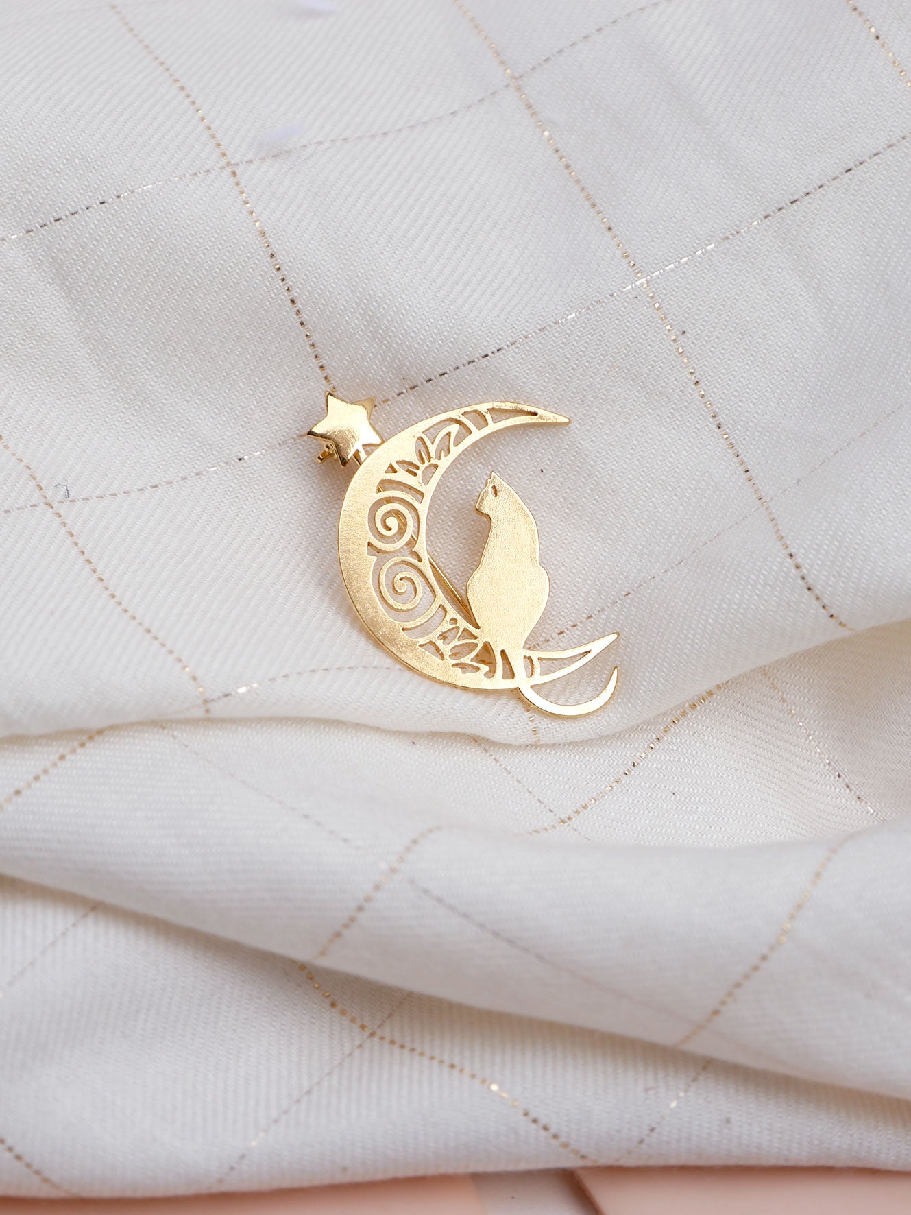 Broche chat sur une lune étoilée