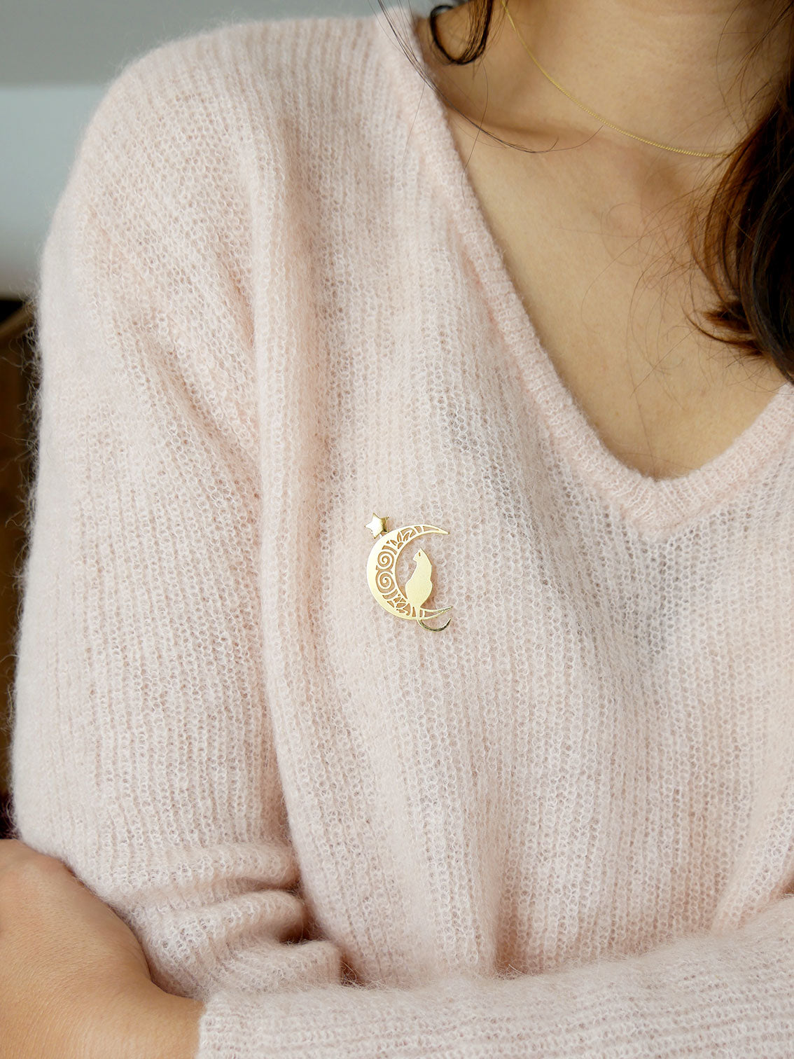 Broche chat sur une lune étoilée