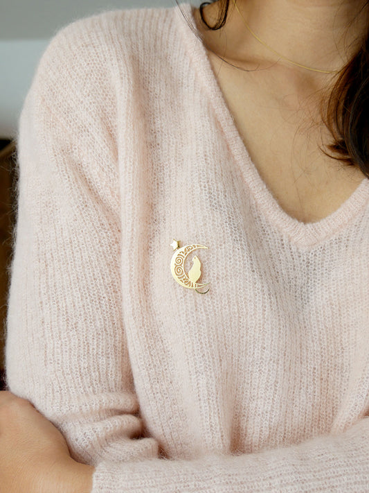 Broche chat sur une lune étoilée