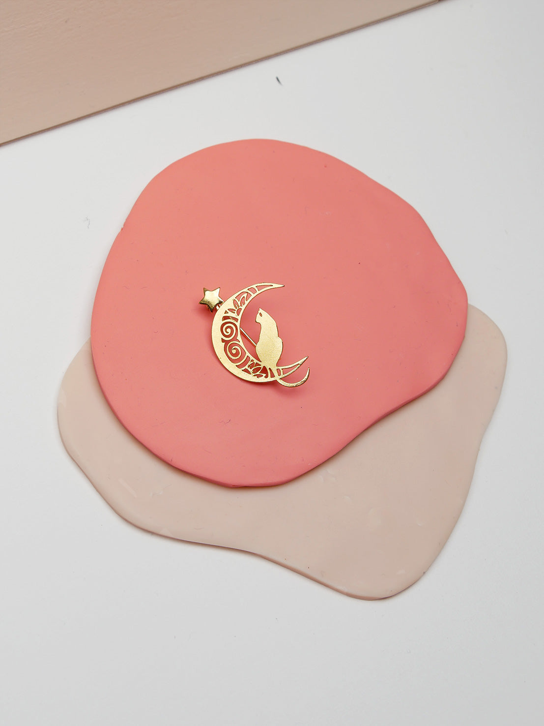 Broche chat sur une lune étoilée