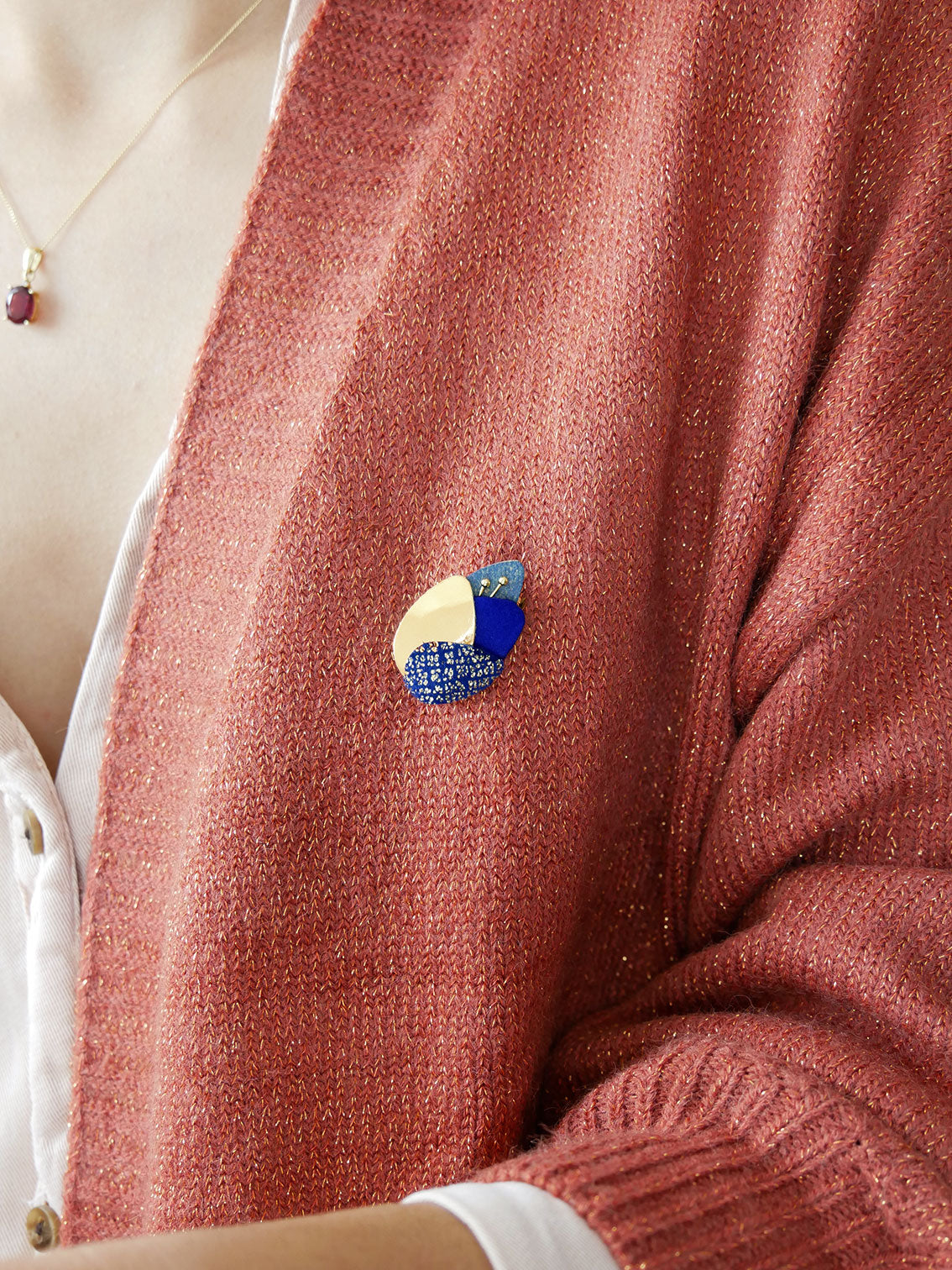 La Feuille - broche feuille en cuir bleu et or
