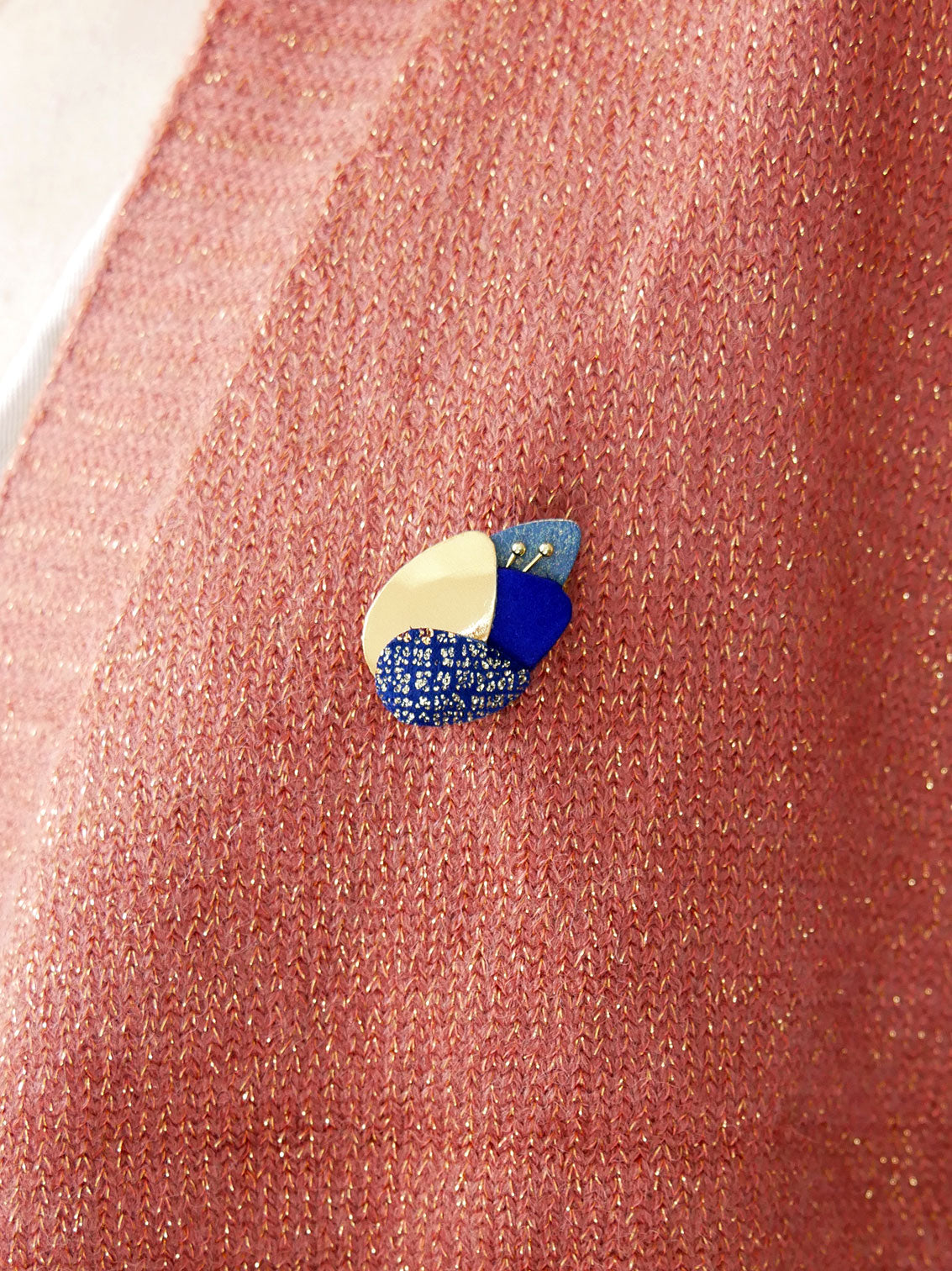 La Feuille - broche feuille en cuir bleu et or