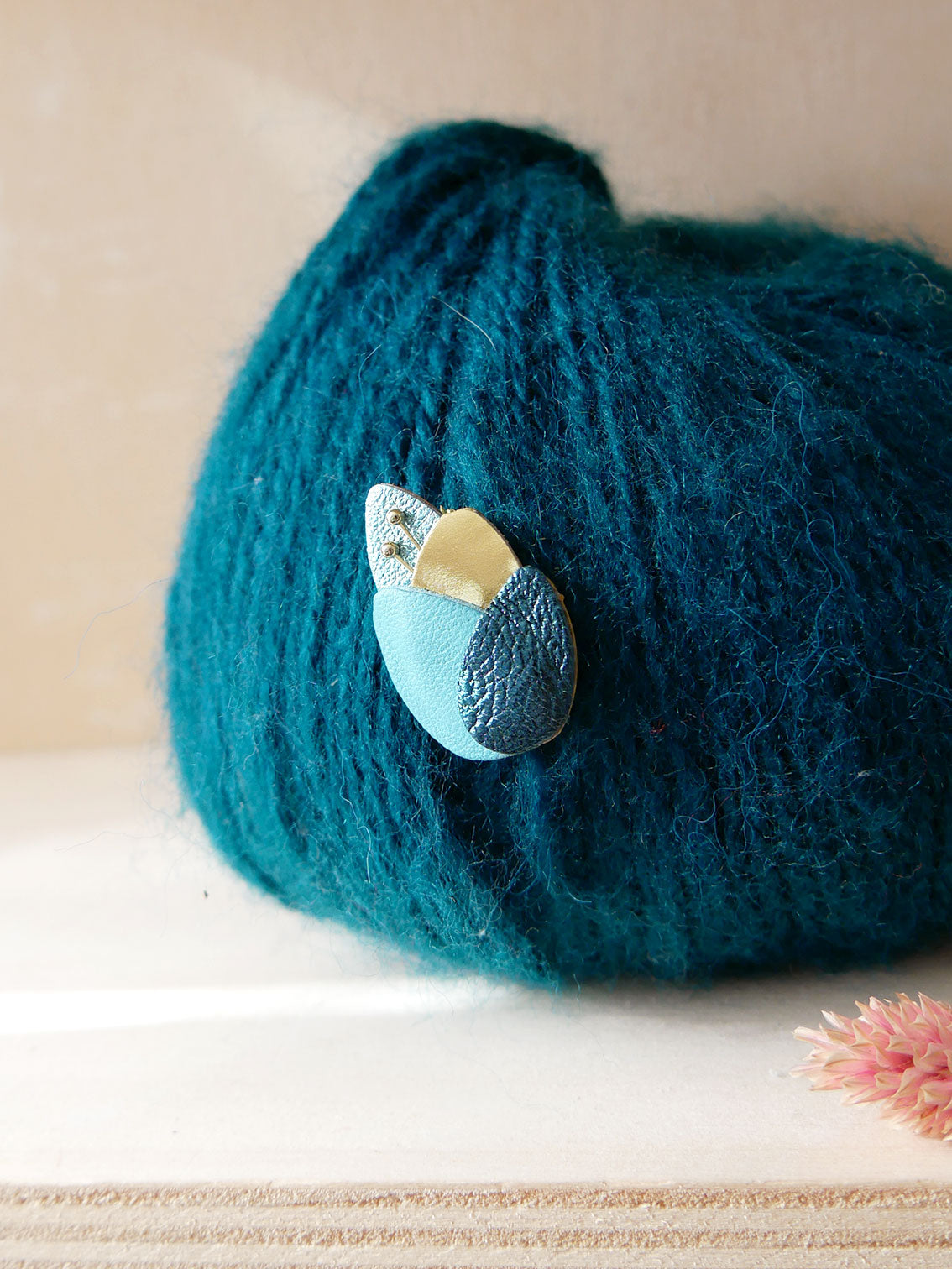 La Feuille - broche feuille en cuir bleu vert et or