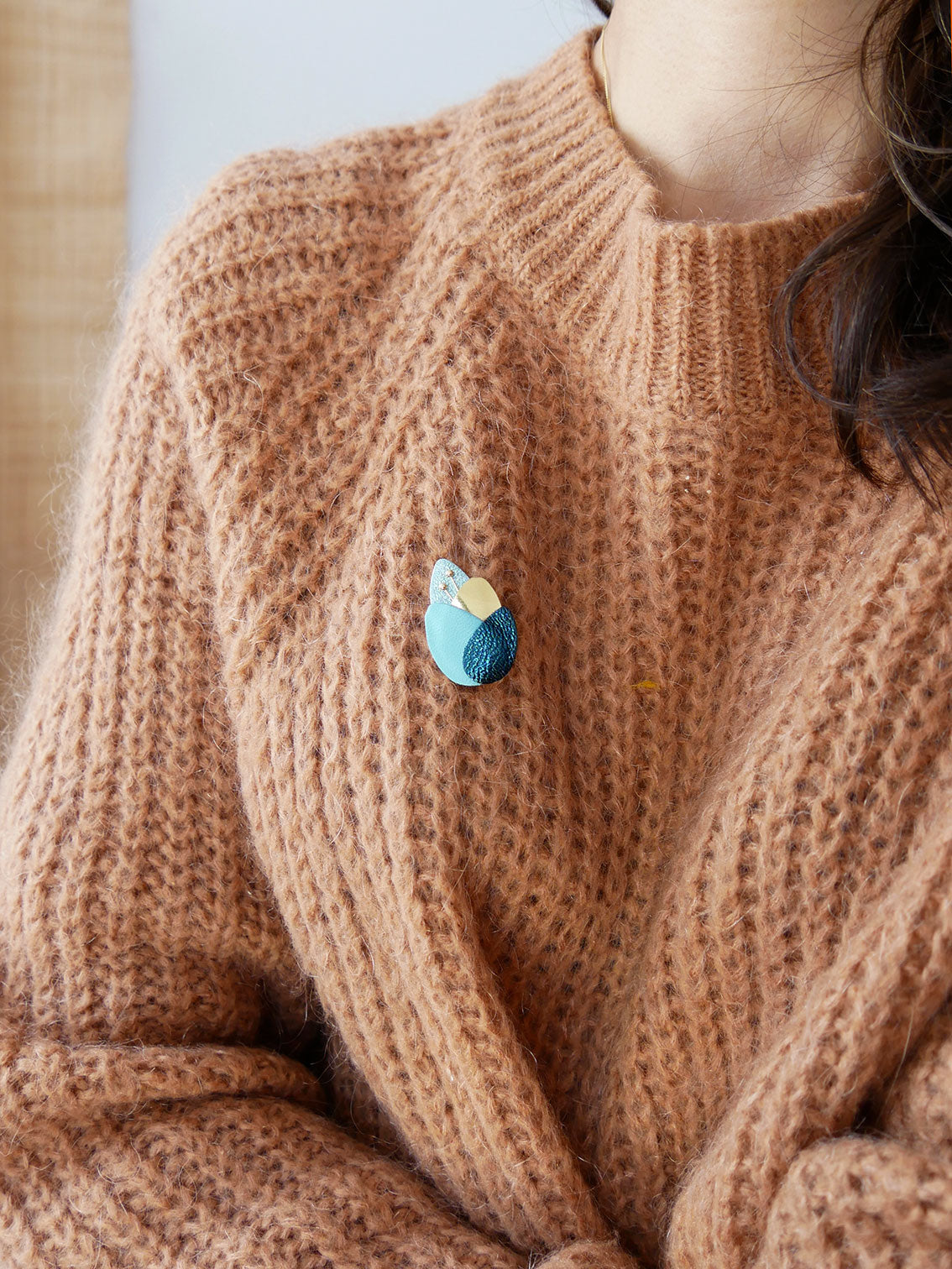 La Feuille - broche feuille en cuir bleu vert et or
