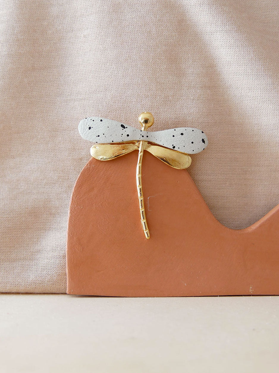 La Libellule - Broche libellule en cuir blanc moucheté et or