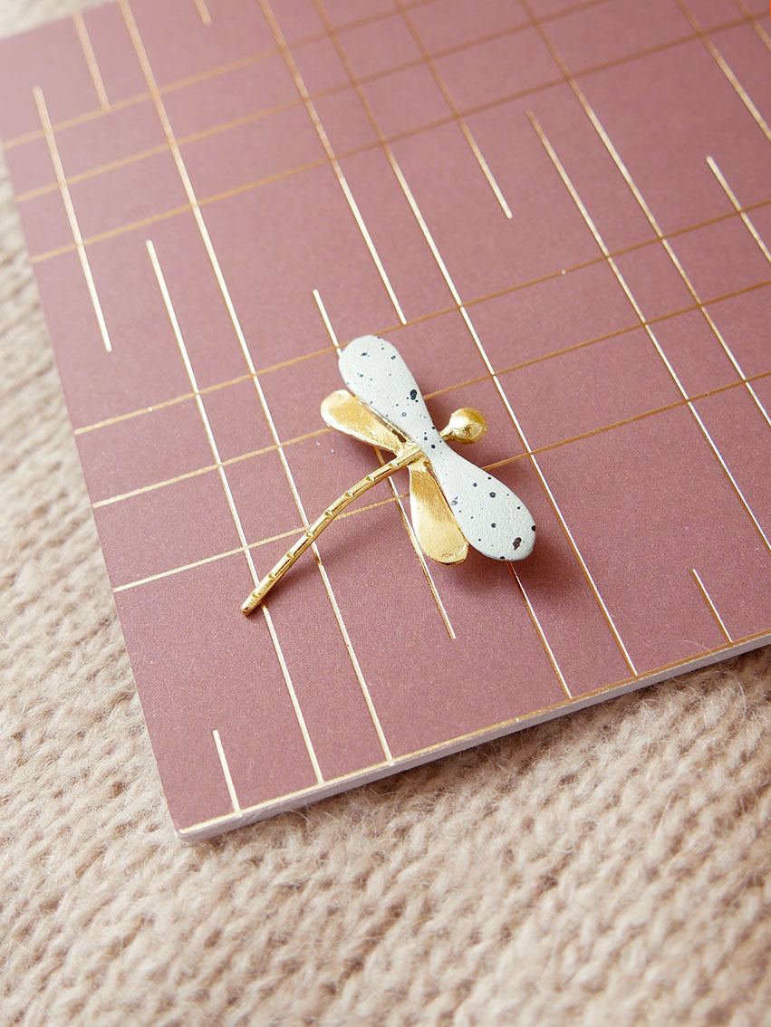 La Libellule - Broche libellule en cuir blanc moucheté et or