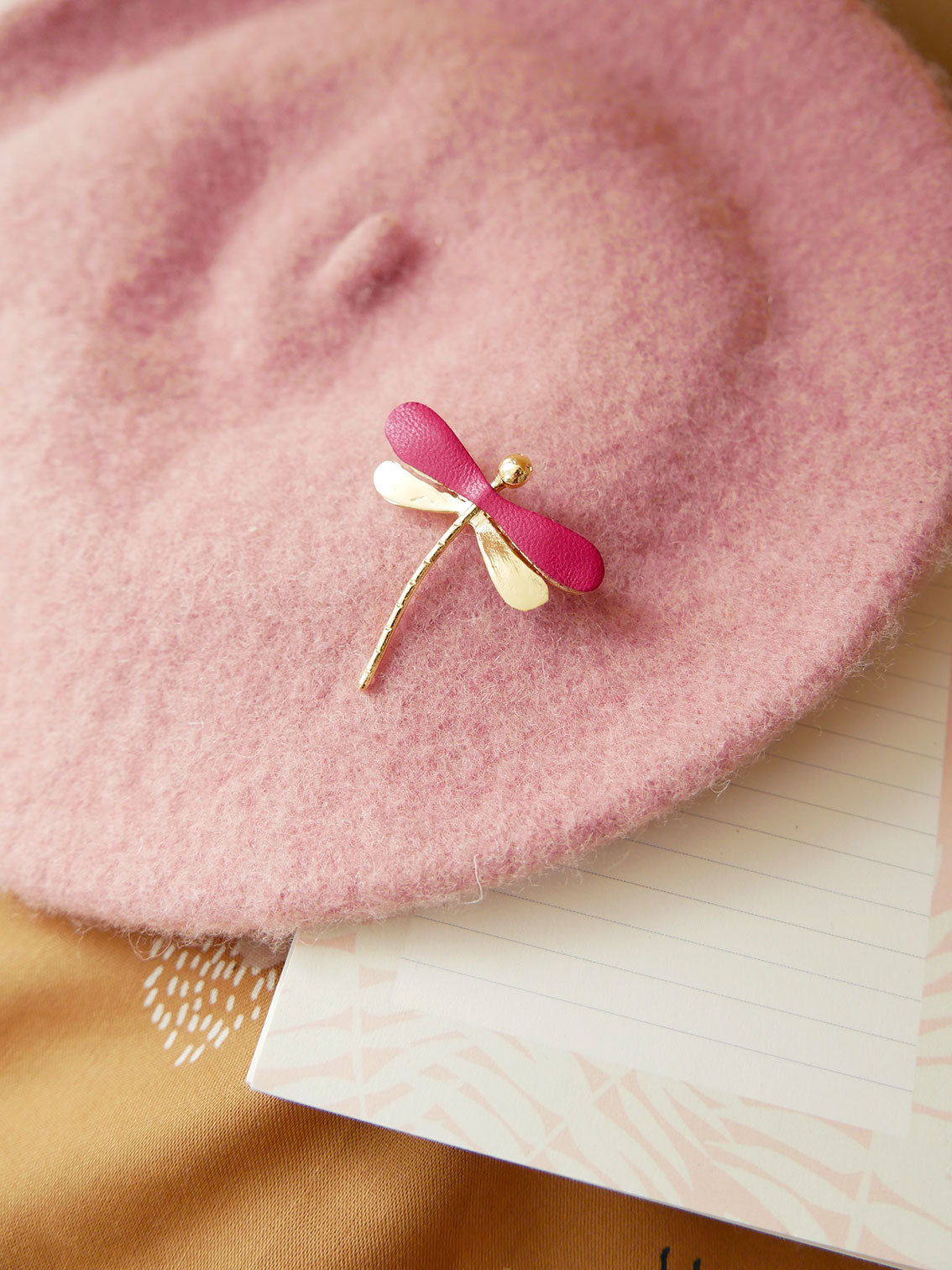 La Libellule - Broche libellule en cuir bordeaux et or