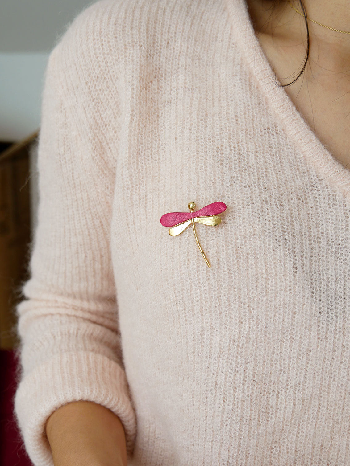 La Libellule - Broche libellule en cuir bordeaux et or