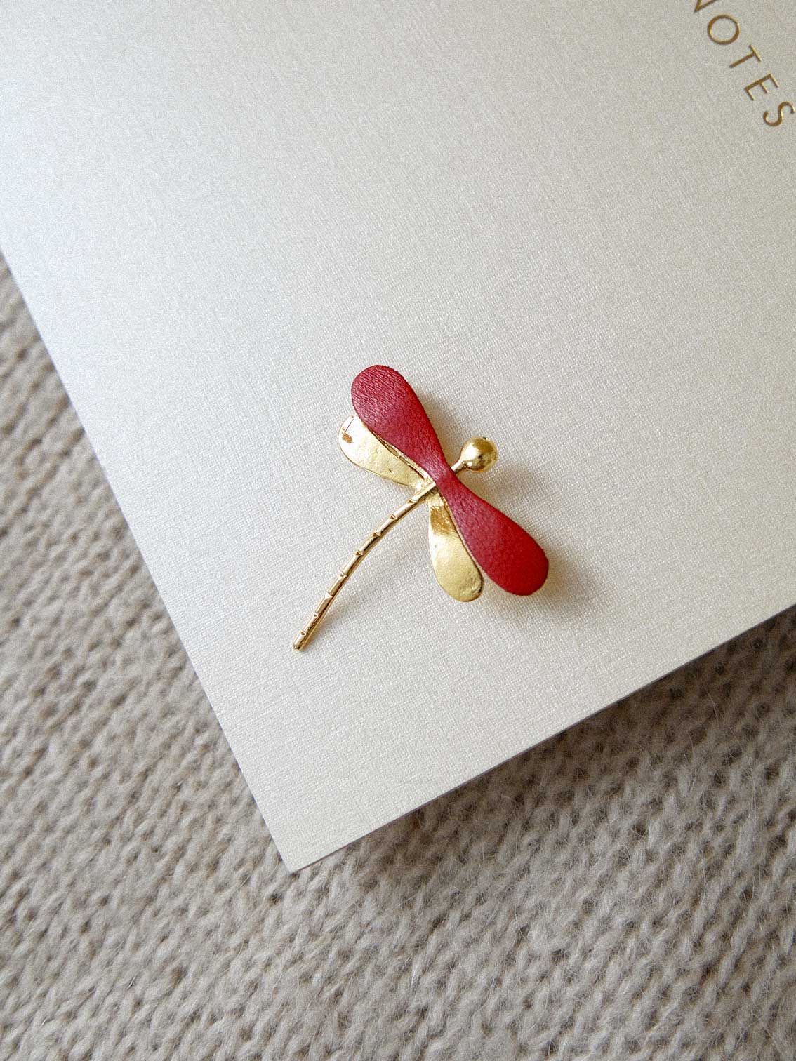 La Libellule - Broche libellule en cuir rouge et or