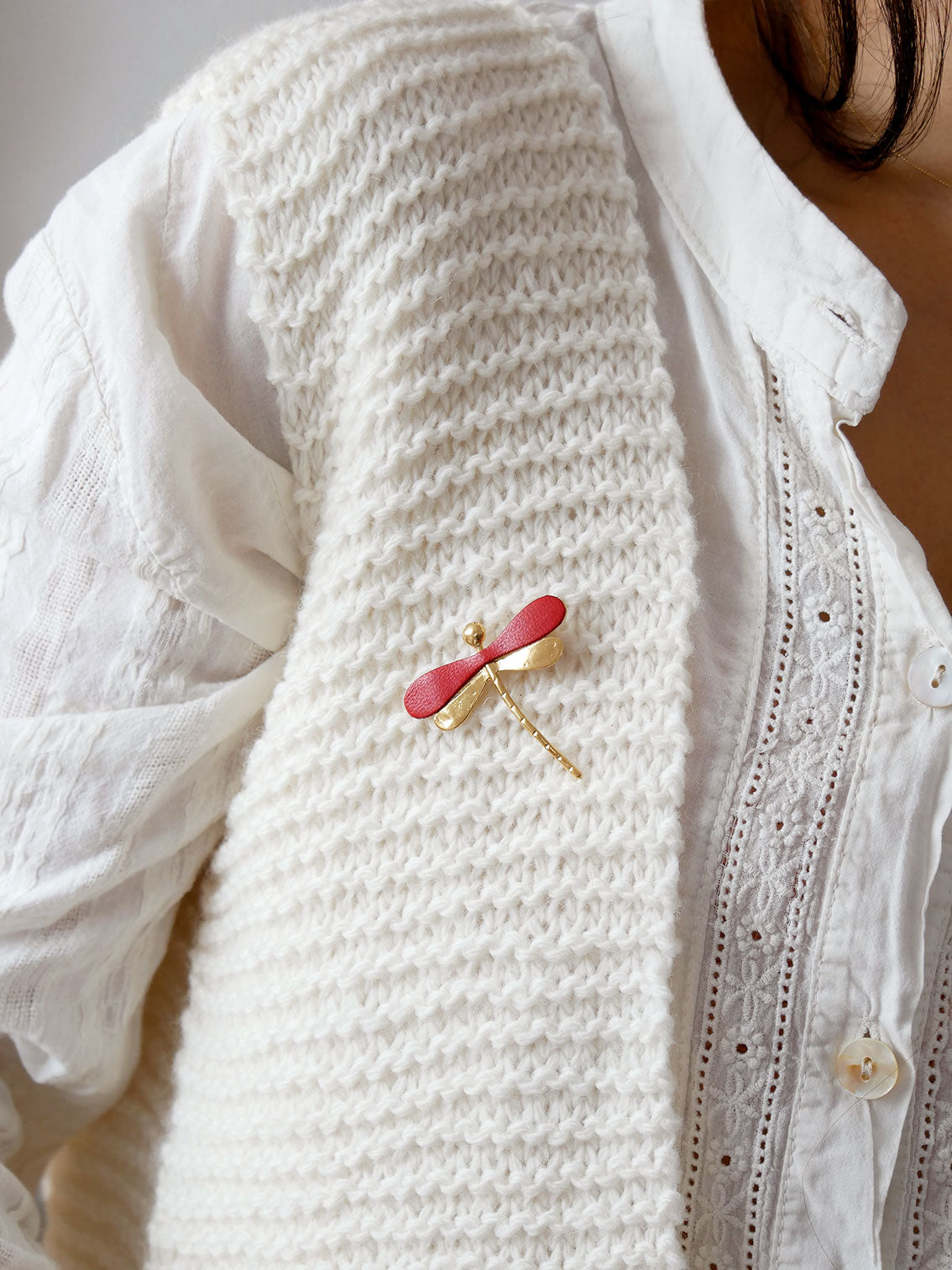 La Libellule - Broche libellule en cuir rouge et or