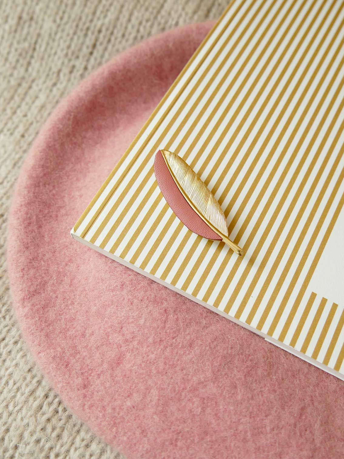La Plume - broche plume en cuir vieux rose et or