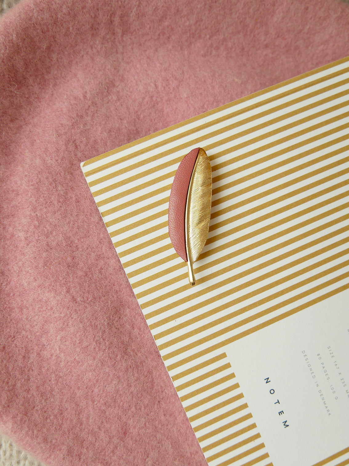 La Plume - broche plume en cuir vieux rose et or