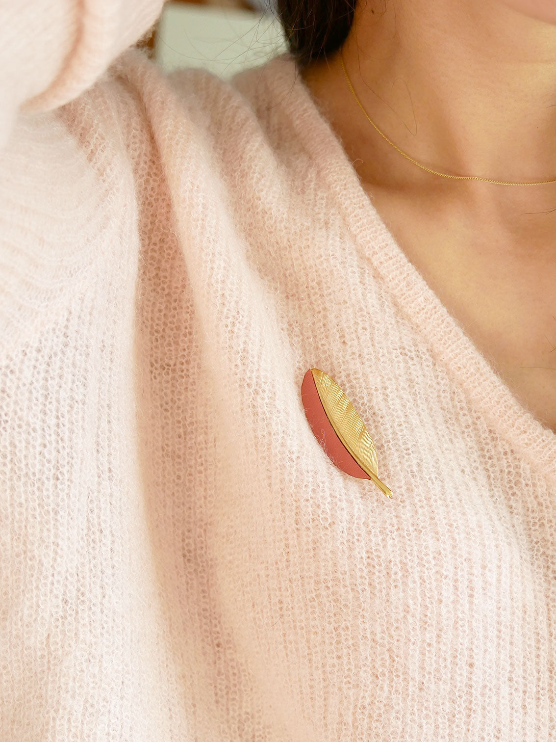 La Plume - broche plume en cuir vieux rose et or