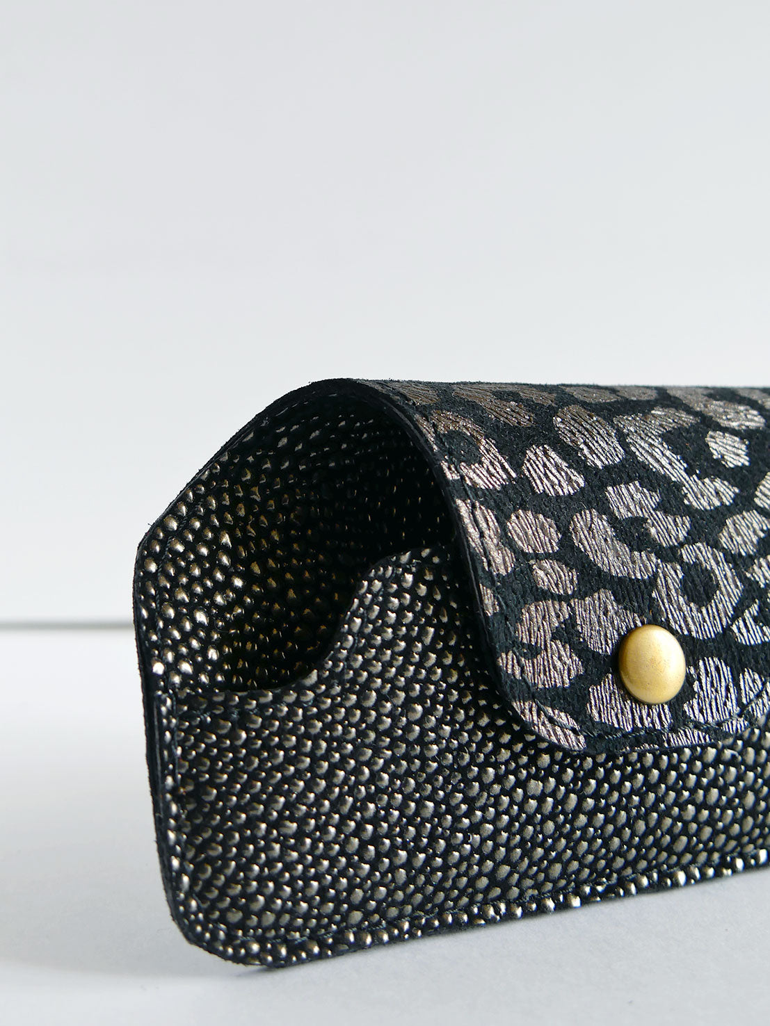 Etui à lunettes ET24 en cuir noir et argenté