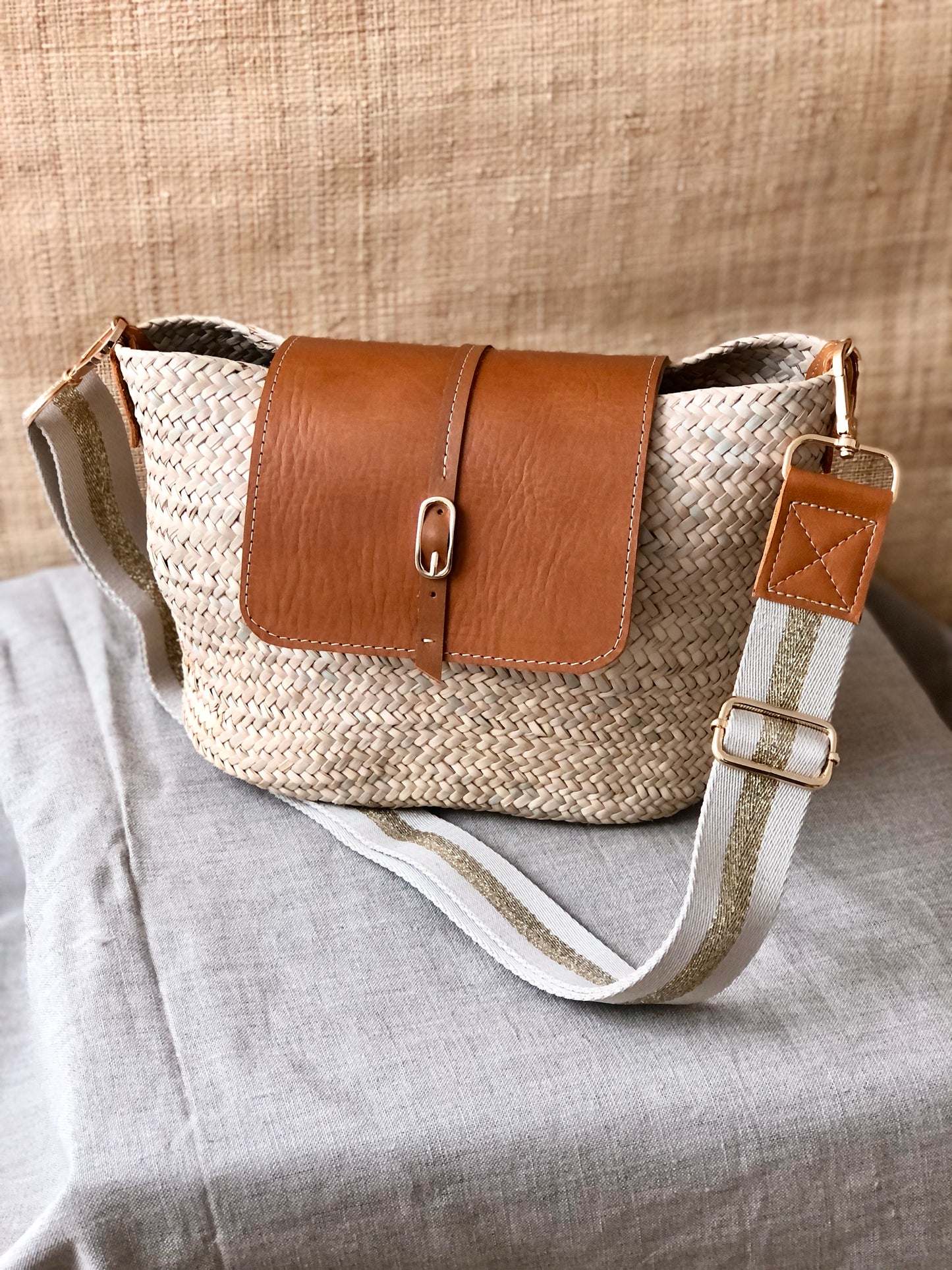 Numéro 19 - Panier en osier et cuir camel à bandoulière beige et doré