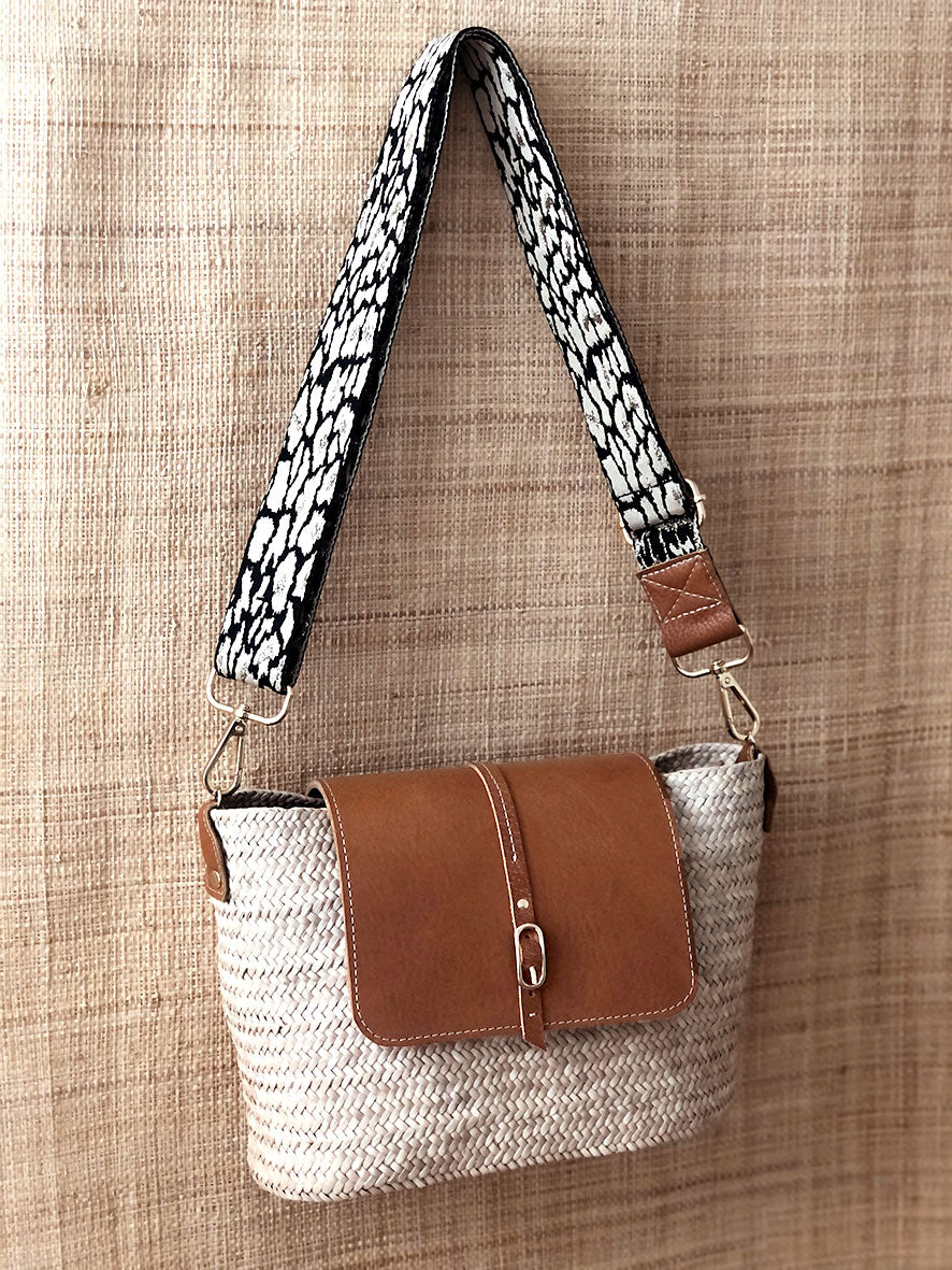 Numéro 10 -Panier en osier et cuir camel à bandoulière motifs noirs craie or