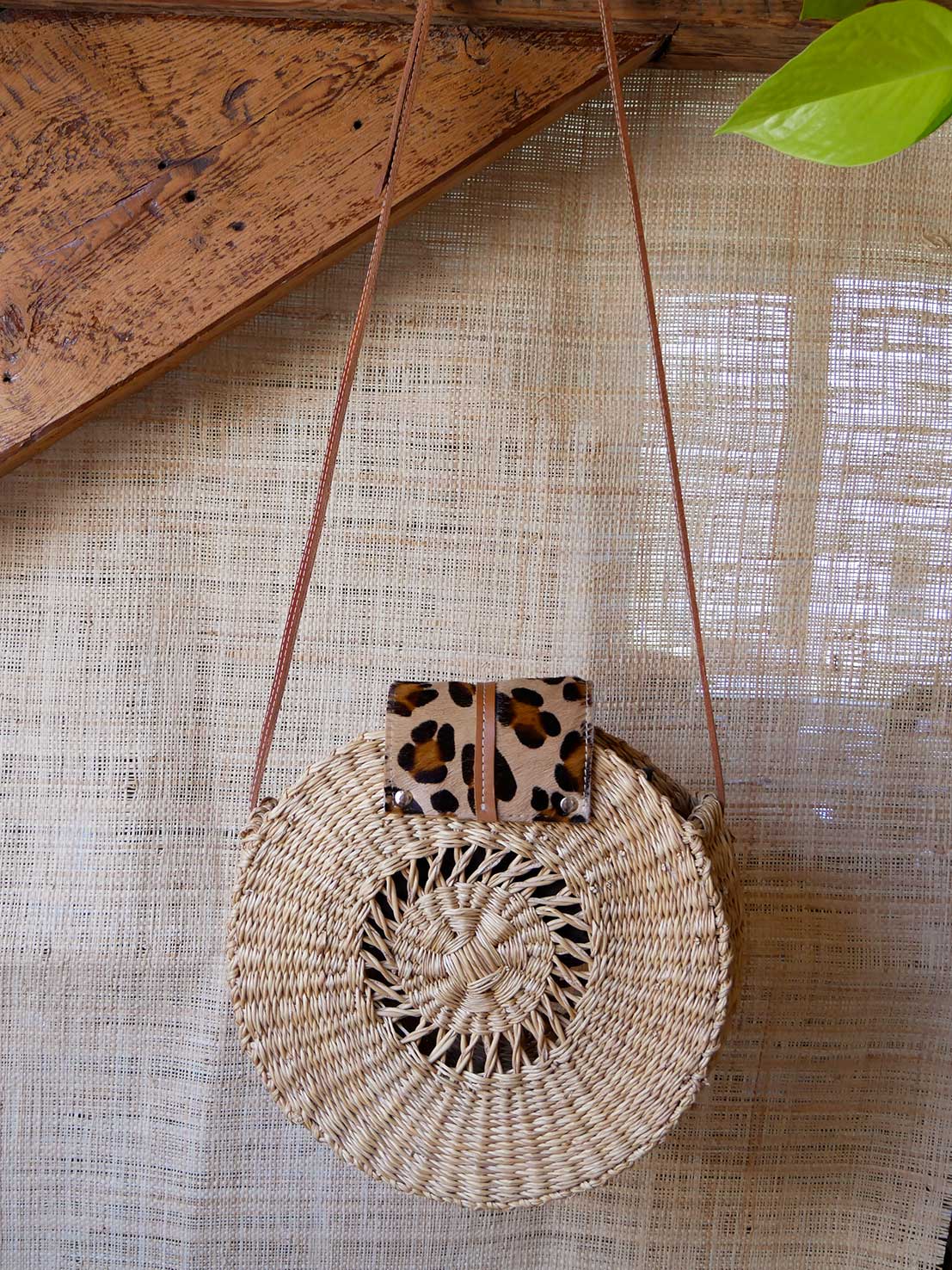 Numéro 41 - Panier en osier rond et cuir léopard à bandoulière cuir