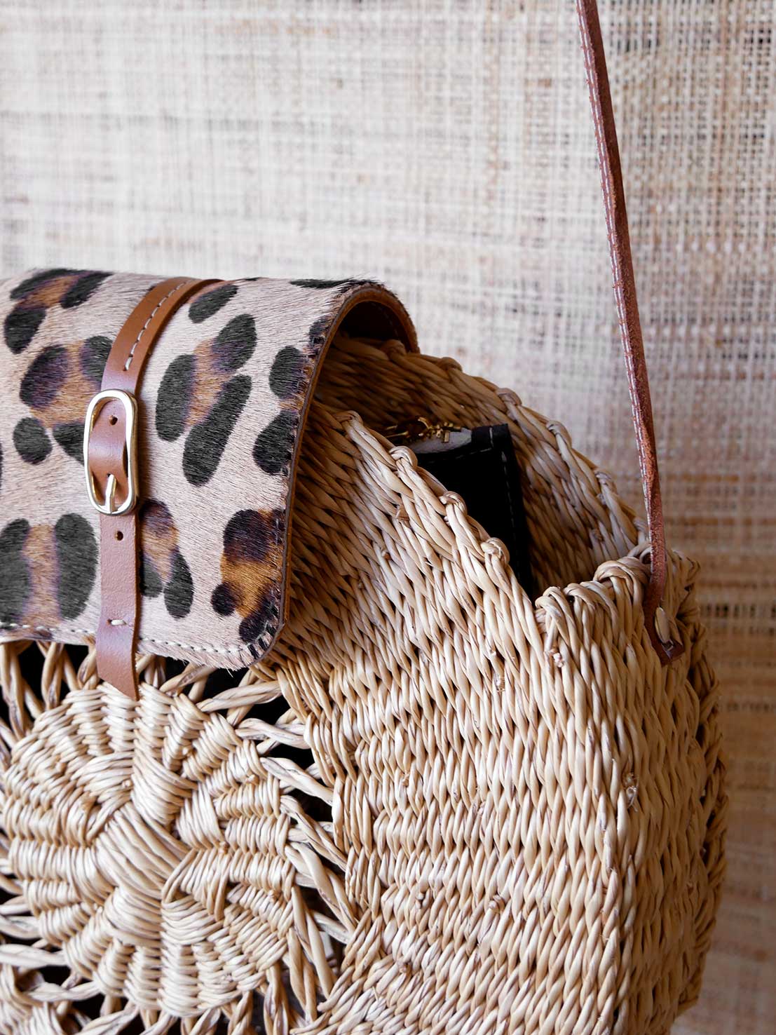 Numéro 41 - Panier en osier rond et cuir léopard à bandoulière cuir