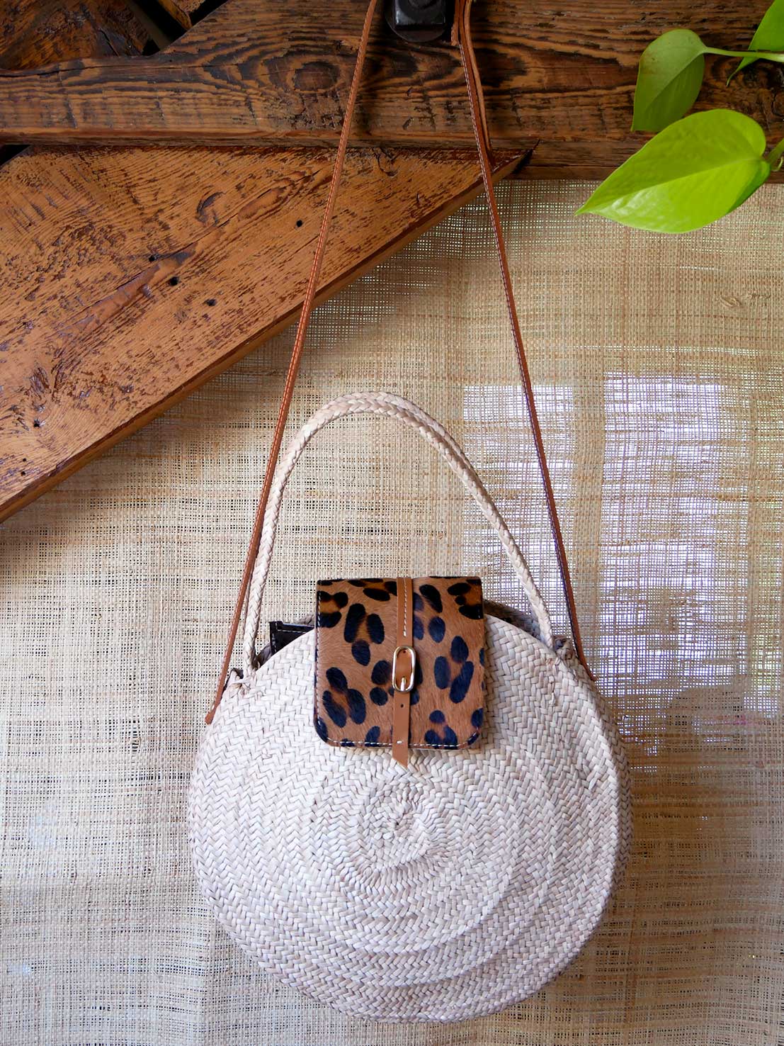 Numéro 43 - Panier en osier rond et cuir léopard à bandoulière en cuir camel