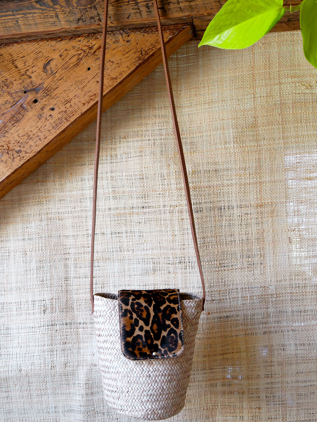 Numéro 46 - Mini Panier en osier et cuir léopard à bandoulière en cuir