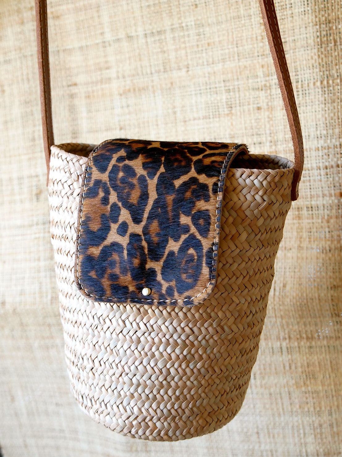 Numéro 46 - Mini Panier en osier et cuir léopard à bandoulière en cuir