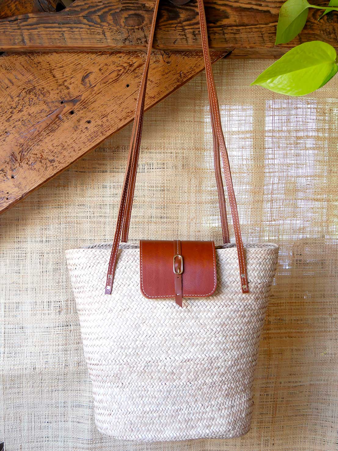 Numéro 51 - Panier en osier et cuir camel à anses