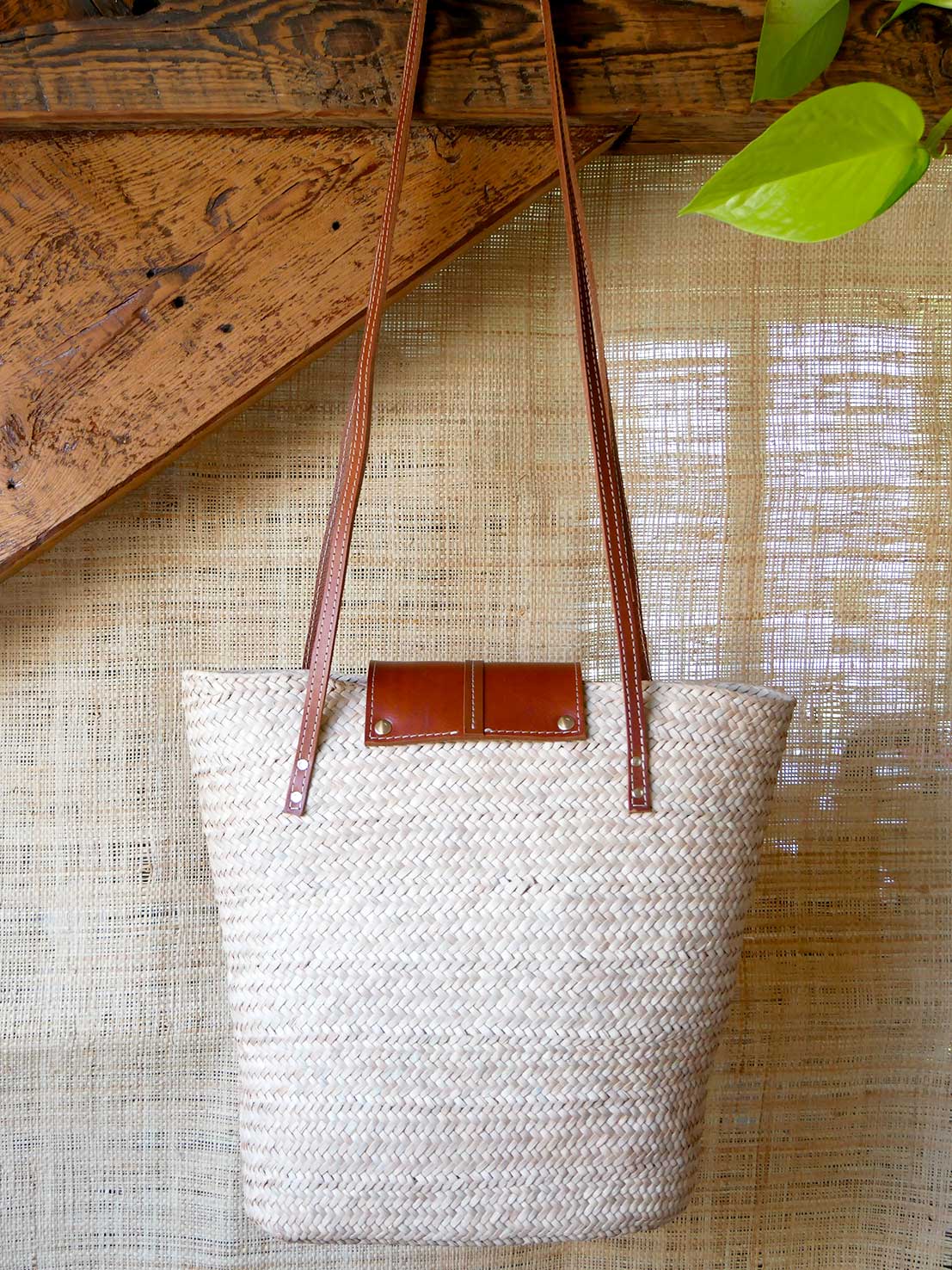 Numéro 51 - Panier en osier et cuir camel à anses